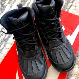 Nike Woodsise 2 boots kids size 5.5